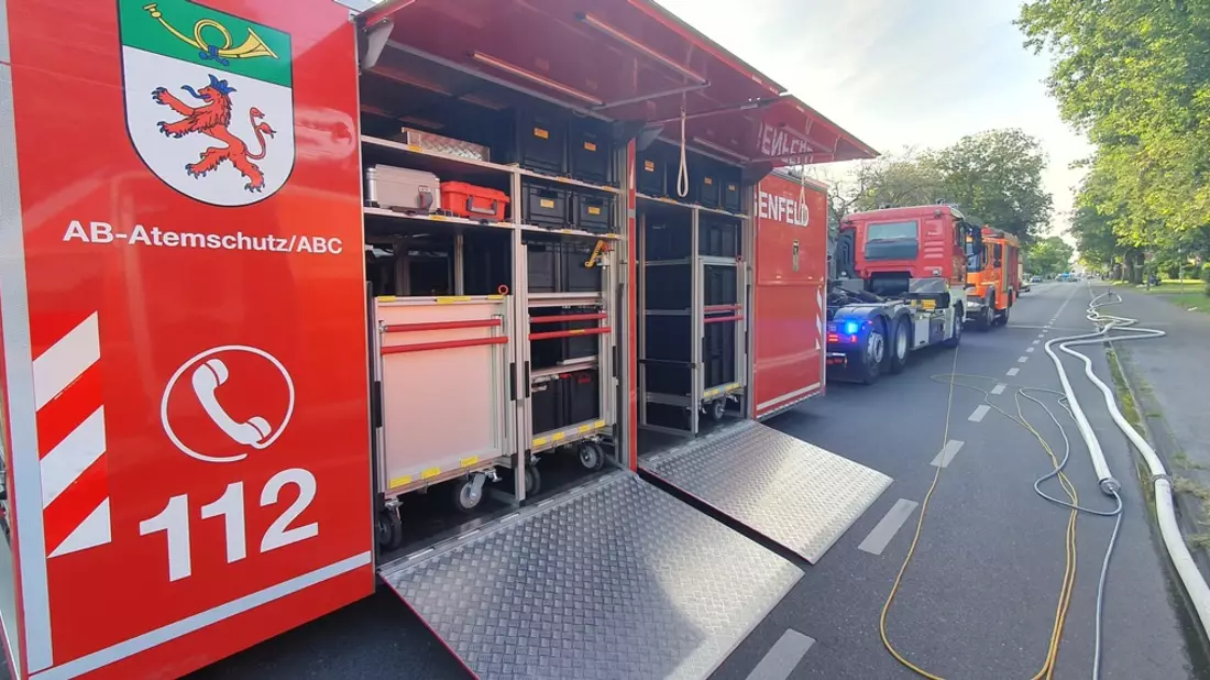 FW-Langenfeld: Dachstuhlbrand eines Einfamilienhauses - Feuerwehr verhindert Ausbreitung auf Nachbargebäude - Bild: presseportal.de