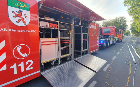 FW-Langenfeld: Dachstuhlbrand eines Einfamilienhauses - Feuerwehr verhindert Ausbreitung auf Nachbargebäude - Foto: presseportal.de