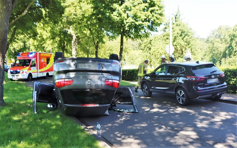 POL-HX: 87-Jährige prallt gegen parkendes Auto und überschlägt sich - Foto: presseportal.de
