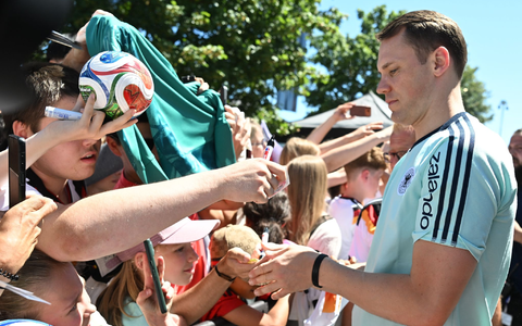 Manuel Neuer schreibt Autogramme.  - Foto: Federico Gambarini/dpa