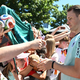 Manuel Neuer schreibt Autogramme.  - Foto: Federico Gambarini/dpa
