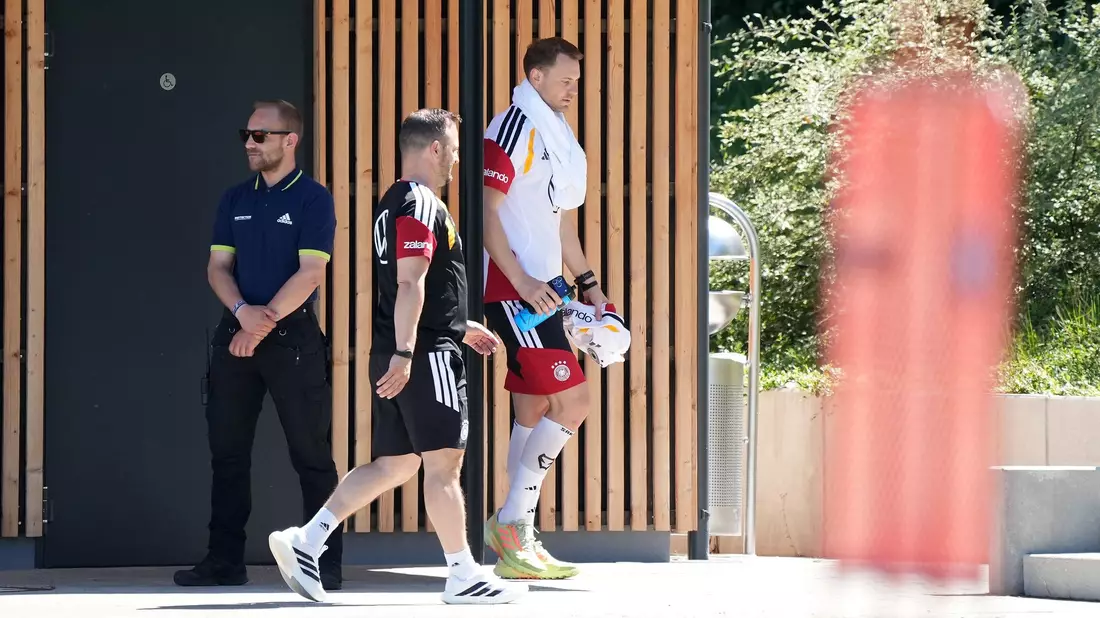 Manuel Neuer absolviert im DFB-Camp noch ein individuelles Aufbautraining.  - Bild: Marc Schüler/dpa