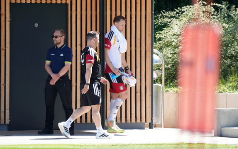 Manuel Neuer absolviert im DFB-Camp noch ein individuelles Aufbautraining.  - Foto: Marc Schüler/dpa