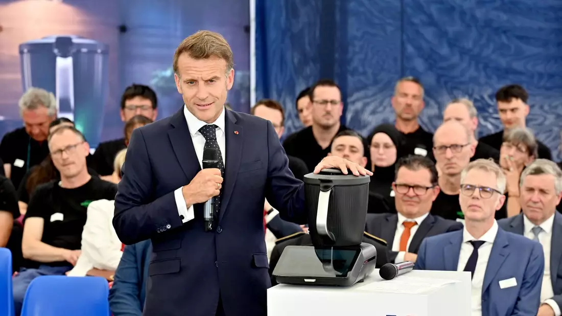 Besuch am Produktionsstandort: Vorwerk überreicht Präsident Macron zweimillionsten Thermomix® aus deutsch-französischem Werksverbund - Bild: presseportal.de