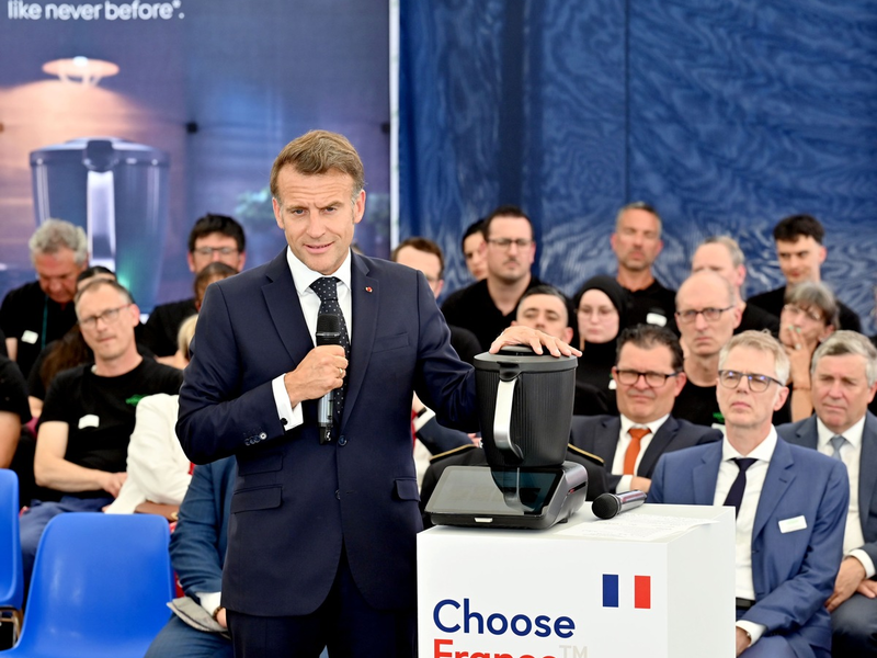 Besuch am Produktionsstandort: Vorwerk überreicht Präsident Macron zweimillionsten Thermomix® aus deutsch-französischem Werksverbund - Foto: presseportal.de