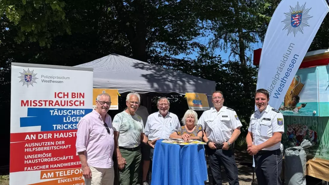 POL-RTK: Sicherheitsberater für Senioren informierten auf dem Alteburger Markt in Idstein - Heftrich - Bild: presseportal.de