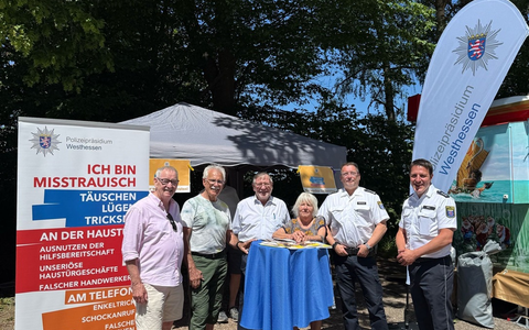 POL-RTK: Sicherheitsberater für Senioren informierten auf dem Alteburger Markt in Idstein - Heftrich - Foto: presseportal.de