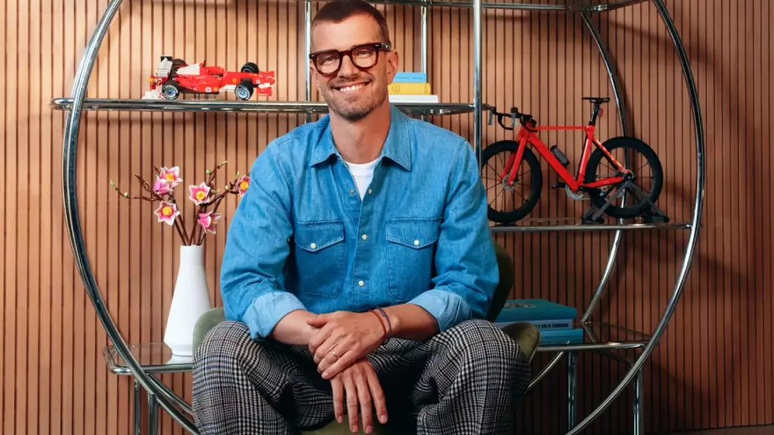 Seltene Einblicke bei Joko Winterscheidt: Im Wohnzimmer baut der TV-Star am liebsten LEGO® Sets - Bild: presseportal.de