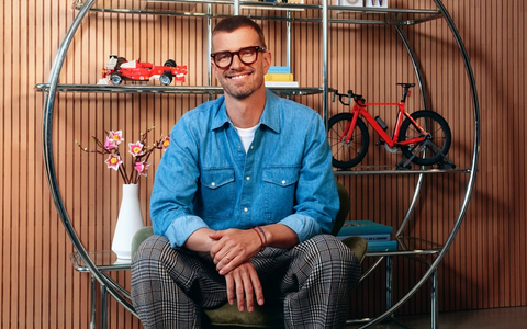 Seltene Einblicke bei Joko Winterscheidt: Im Wohnzimmer baut der TV-Star am liebsten LEGO® Sets - Foto: presseportal.de