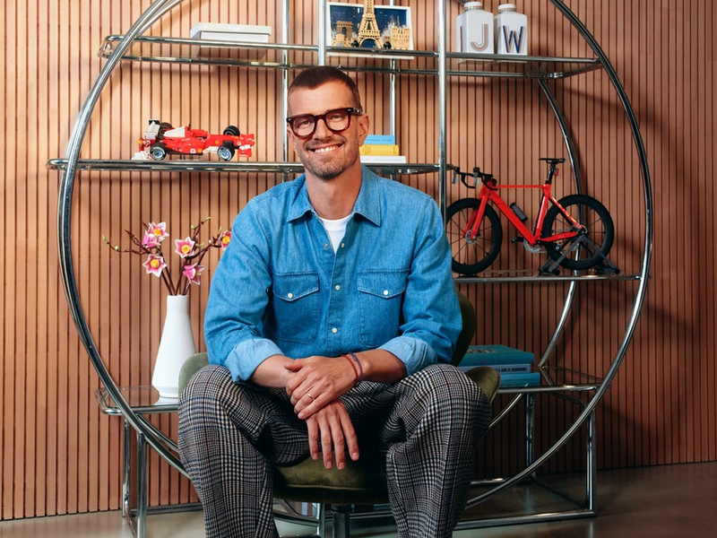 Seltene Einblicke bei Joko Winterscheidt: Im Wohnzimmer baut der TV-Star am liebsten LEGO® Sets - Foto: presseportal.de