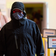 Ein angeklagter Sicherheitsunternehmer verlässt den Gerichtssaal. - Foto: Georg Wendt/dpa