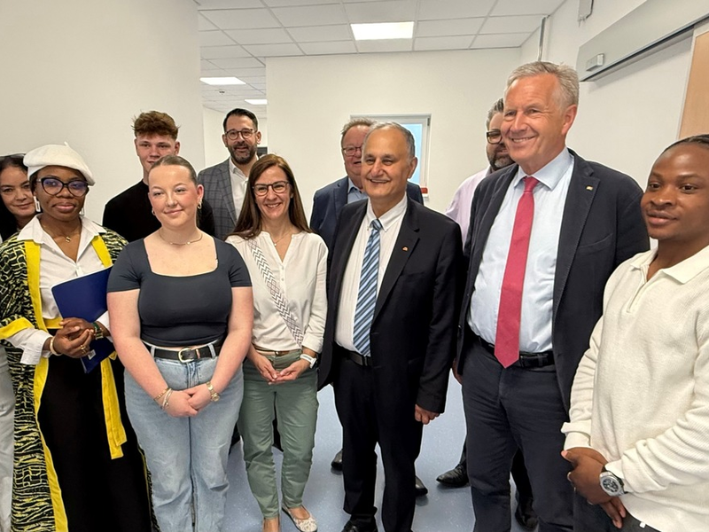Alt-Bundespräsident Wulff diskutierte mit Schüler:innen und Pflege-Auszubildenden - Foto: presseportal.de