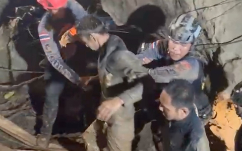 Große Erleichterung in Laos: Der erste der fünf Eingeschlossenen ist in Sicherheit. - Foto: -/Association Of Volunteers For Lao People/AP/dpa