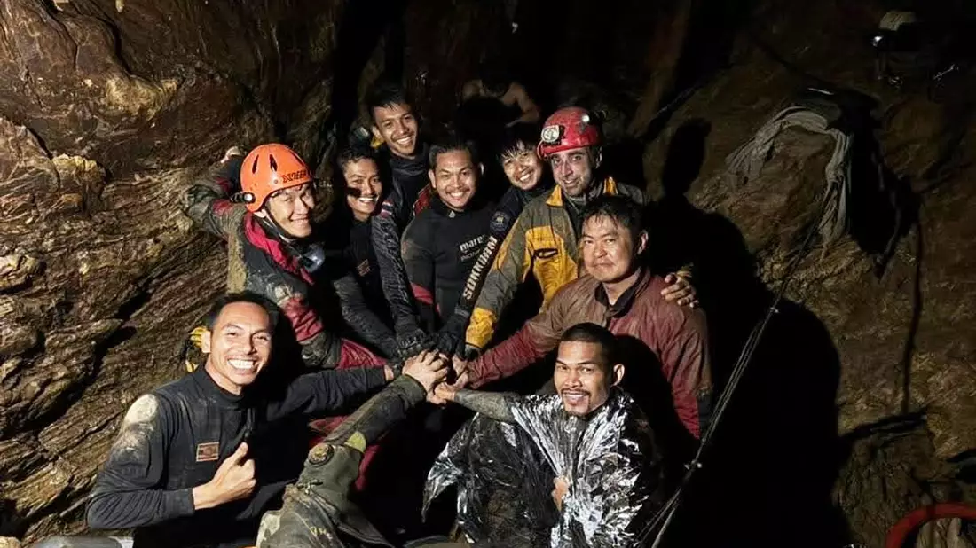 Die Retter hatten sich entschieden, wegen des gesunkenen Wasserstandes die Bergung zu wagen. - Bild: -/Metta Tham Rescue Kalasin/AP/dpa