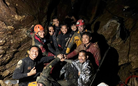 Die Retter hatten sich entschieden, wegen des gesunkenen Wasserstandes die Bergung zu wagen. - Foto: -/Metta Tham Rescue Kalasin/AP/dpa