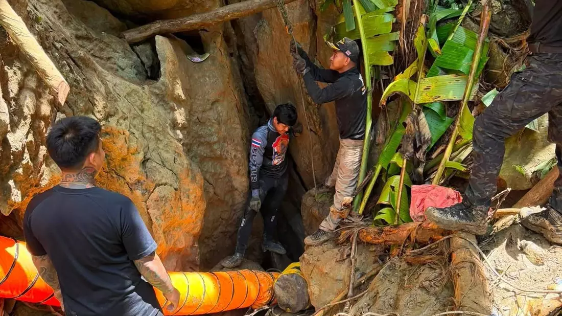 Der Zugang zu der Höhle ist extrem eng.  - Bild: Uncredited/Metta Tham Rescue Kalasin/AP/dpa