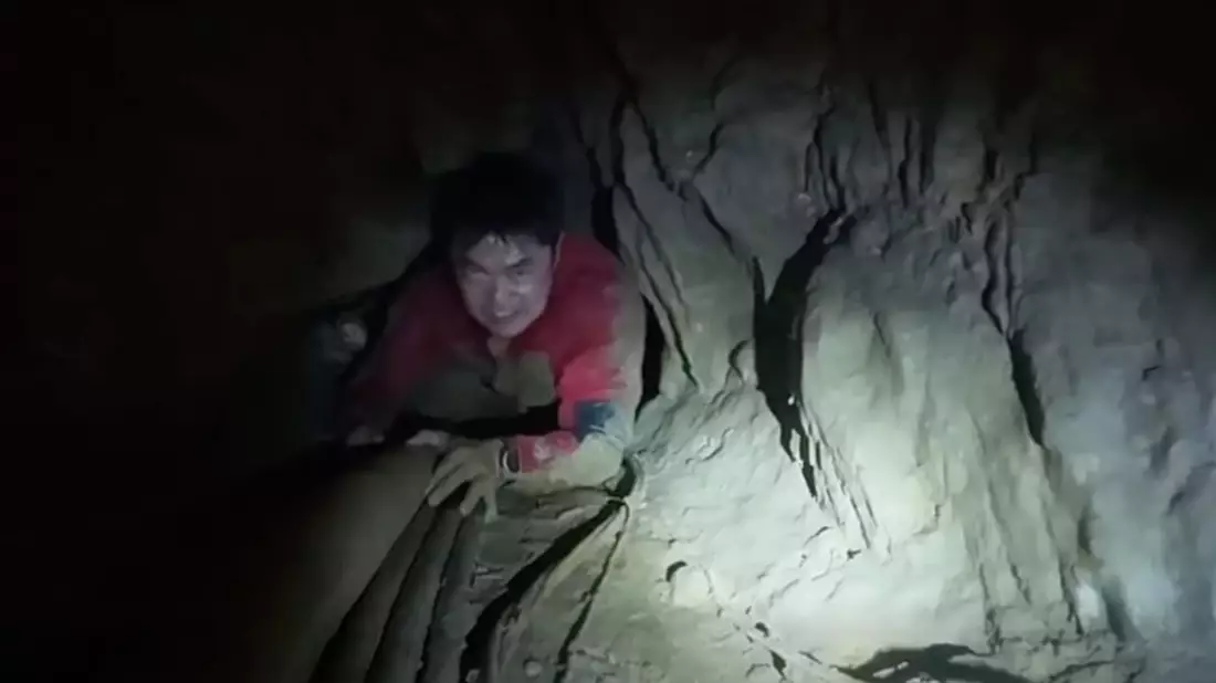 Die Retter mussten sich durch extrem enge Tunnel kämpfen. - Bild: Uncredited/Benz Norrased Palasing Seascout Diving/AP/dpa