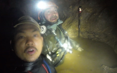 Retter hatten die fünf Männer am Mittwoch in der Höhle entdeckt. - Foto: Uncredited/Benz Norrased Palasing Seascout Diving/AP/dpa