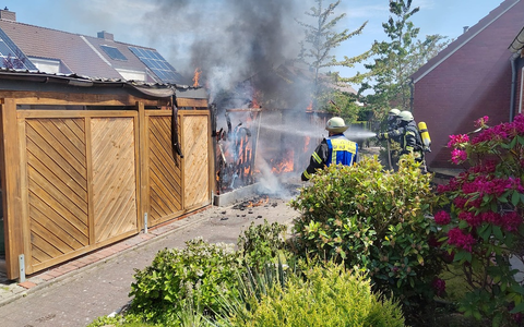 FW Geestland: Vollbrand eines Gartenhauses in Langen - Feuerwehr verhindert Brandausbreitung - Foto: presseportal.de