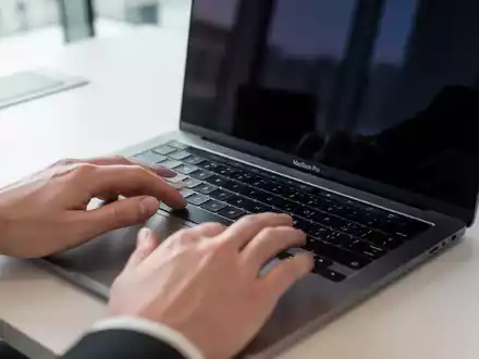 macOS Tahoe 26.2: Spotlight-Index wächst auf 117 GB und bremst System - Foto: über boerse-global.de