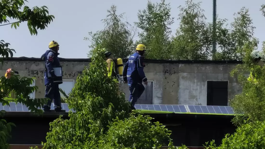 FW Grevenbroich: Feuerwehr Grevenbroich löscht Dachstuhlbrand in Kapellen - Bild: presseportal.de