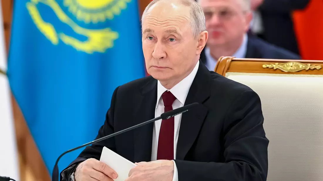 Putin sagt beim Wirtschaftsgipfel der Eurasischen Union, die Vorwürfe gegen Russland wegen eines Drohneneinschlags in Rumänien seien nicht bewiesen.  - Bild: Alexander Kazakov/Pool Sputnik Kremlin/AP/dpa
