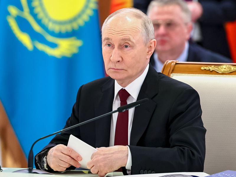 Putin sagt beim Wirtschaftsgipfel der Eurasischen Union, die Vorwürfe gegen Russland wegen eines Drohneneinschlags in Rumänien seien nicht bewiesen.  - Foto: Alexander Kazakov/Pool Sputnik Kremlin/AP/dpa