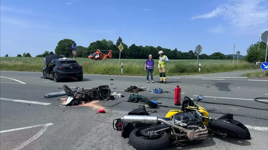 FF Bad Salzuflen: Drei Menschen bei Motorradunfall verletzt / Ostwestfalenstraße in Retzen ist über mehrere Stunden gesperrt - Bild: presseportal.de