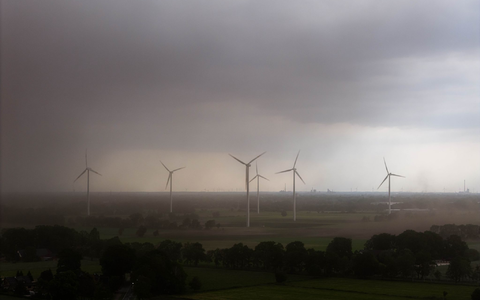 Das Unwetter soll später weiter Richtung Landesmitte ziehen. - Foto: Sina Schuldt/dpa