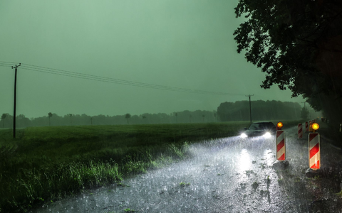 Wegen einer Gewitterfront gelten Unwetterwarnungen im Westen Deutschlands. - Foto: David Ebener/dpa