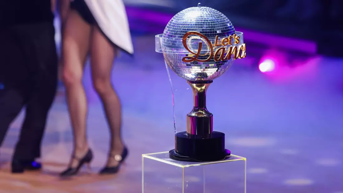 Um diesen Pokal geht es im «Let's Dance»-Finale - Bild: Rolf Vennenbernd/dpa