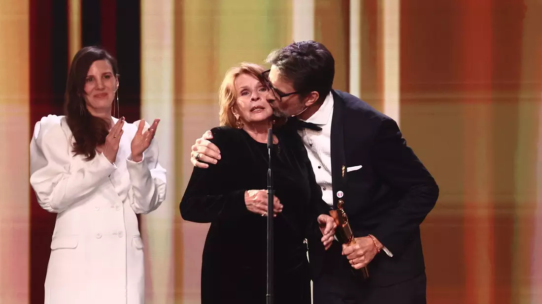 Senta Berger und ihr Sohn, der Regisseur Simon Verhoeven, auf der Bühne. - Bild: Christoph Soeder/dpa