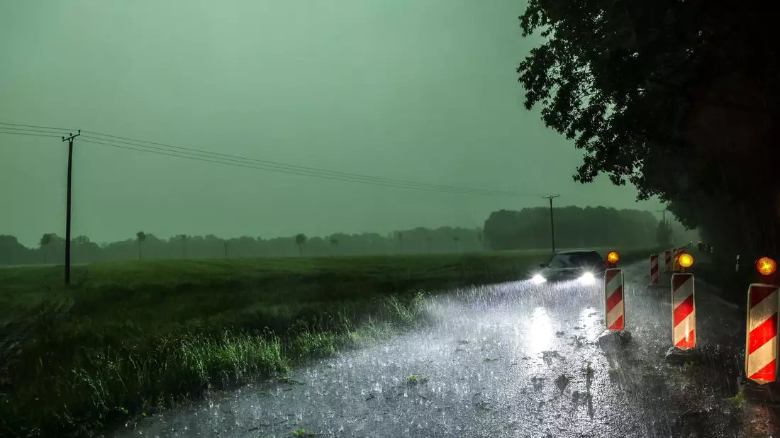Wegen einer Gewitterfront gelten Unwetterwarnungen im Westen Deutschlands. - Bild: David Ebener/dpa