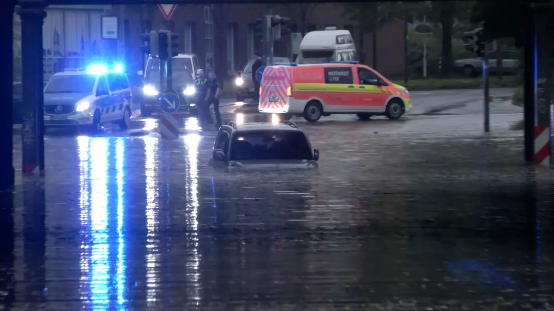 Auch in Rheine regnete es kräftig. - Bild: Bernd März/extremwetter.tv/dpa
