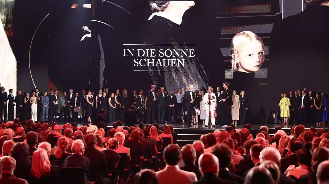 Das Drama «In die Sonne schauen» war der große Abräumer des Abends. - Bild: Christoph Soeder/dpa