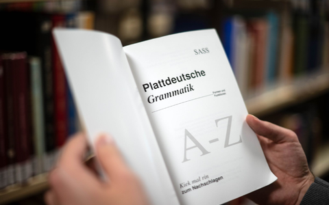 Auch Plattdeutsch hat seine Regeln. (Symbolbild) - Foto: Sina Schuldt/dpa