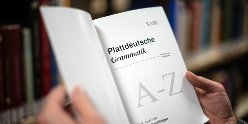 Auch Plattdeutsch hat seine Regeln. (Symbolbild) - Foto: Sina Schuldt/dpa
