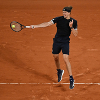 Alexander Zverev schlägt sich ins Achtelfinale der French Open durch. - Foto: Emma Da Silva/AP/dpa