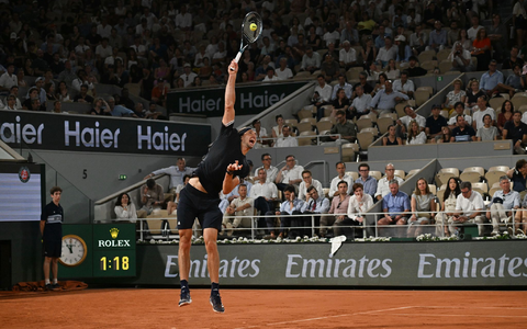Alexander Zverev streckt sich.  - Foto: Emma Da Silva/AP/dpa