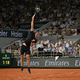 Alexander Zverev streckt sich.  - Foto: Emma Da Silva/AP/dpa
