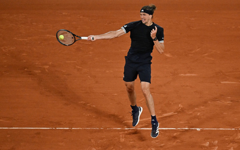 Alexander Zverev schlägt sich ins Achtelfinale der French Open durch. - Foto: Emma Da Silva/AP/dpa
