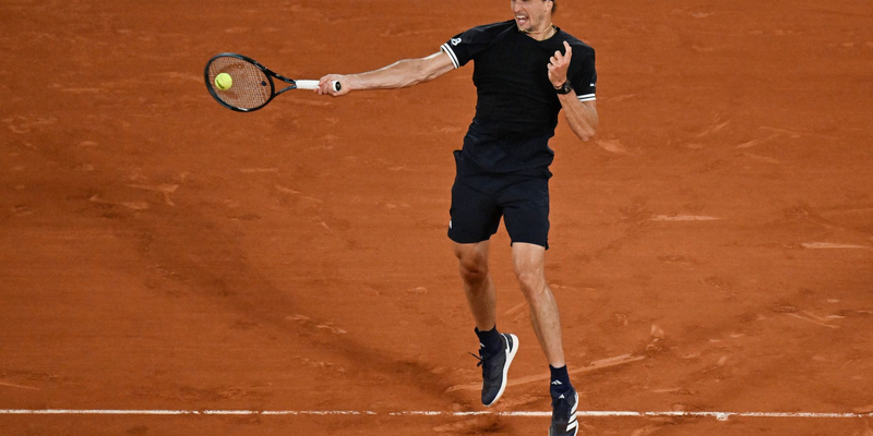 Alexander Zverev schlägt sich ins Achtelfinale der French Open durch. - Foto: Emma Da Silva/AP/dpa