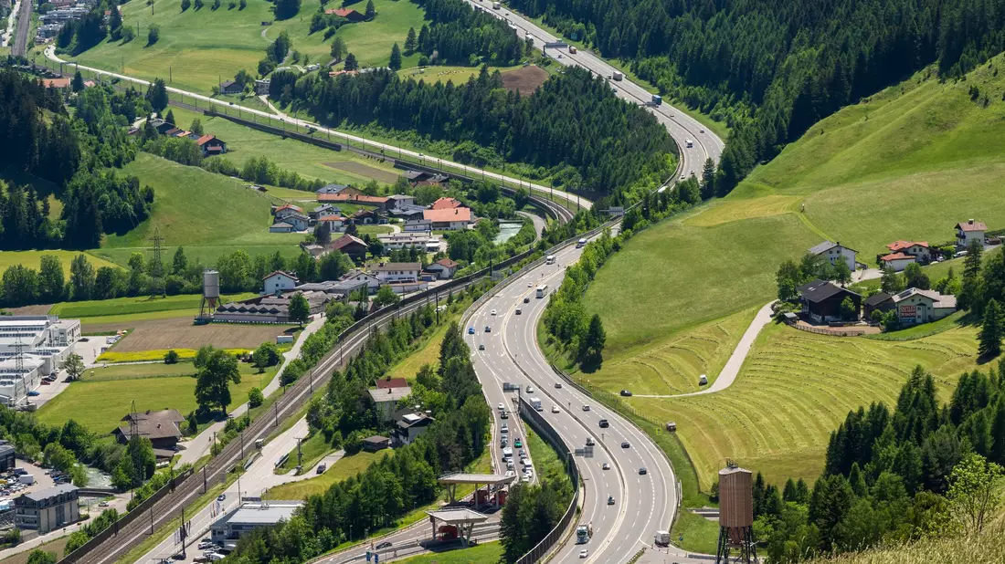 Die Brenner-Autobahn ist die verkehrsreichste Nord-Süd-Verbindung der Alpen. - Bild: Peter Kneffel/dpa