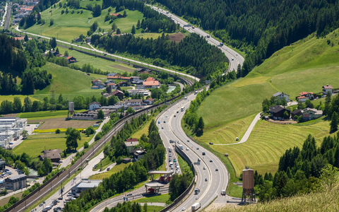 Die Brenner-Autobahn ist die verkehrsreichste Nord-Süd-Verbindung der Alpen. - Foto: Peter Kneffel/dpa