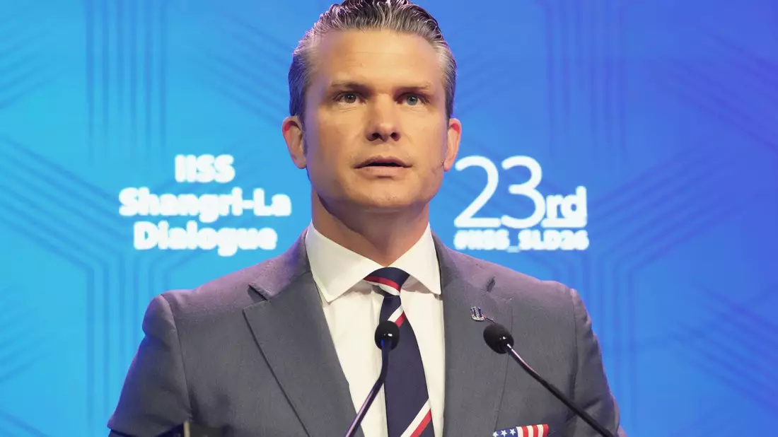 Beim Shangri-La-Dialog warnte Hegseth vor einer Vorherrschaft Chinas. - Bild: Achmad Ibrahim/AP/dpa