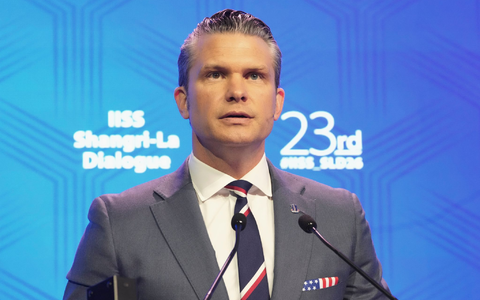Beim Shangri-La-Dialog warnte Hegseth vor einer Vorherrschaft Chinas. - Foto: Achmad Ibrahim/AP/dpa