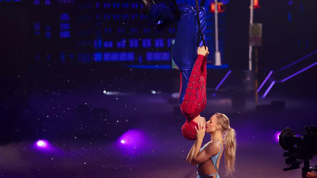Sänger Milano und Tanzpartnerin Marta Arndt spielten die ikonische Kuss-Szene aus den Spider-Man-Filmen nach. - Bild: Rolf Vennenbernd/dpa