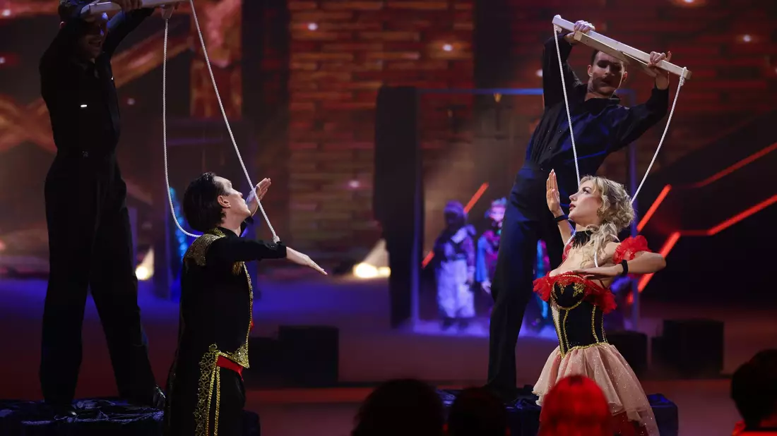 Anna-Carina Woitschack griff in ihrem Abschlusstanz die Puppenspieler-Tradition ihrer Familie auf. - Bild: Rolf Vennenbernd/dpa