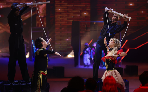 Anna-Carina Woitschack griff in ihrem Abschlusstanz die Puppenspieler-Tradition ihrer Familie auf. - Foto: Rolf Vennenbernd/dpa