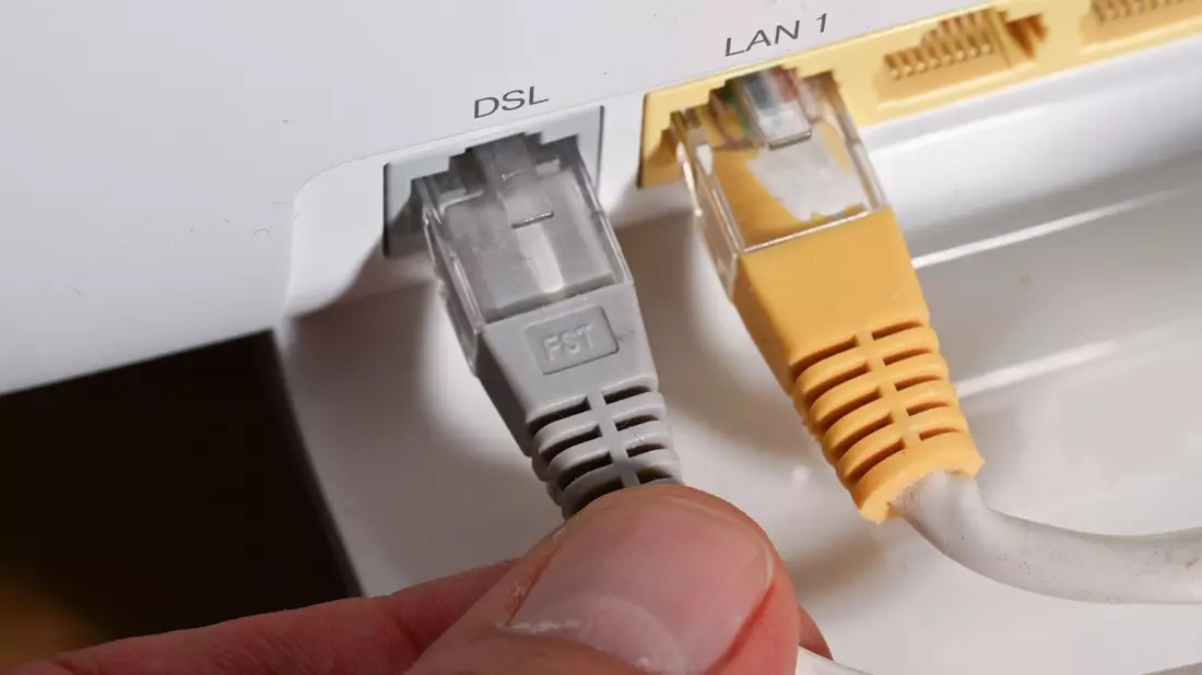 Router mit DSL-Kabel: DSL ist zwar eine alte, aber noch immer dominante Technologie am deutschen Internetmarkt. - Bild: Bernd Weißbrod/dpa